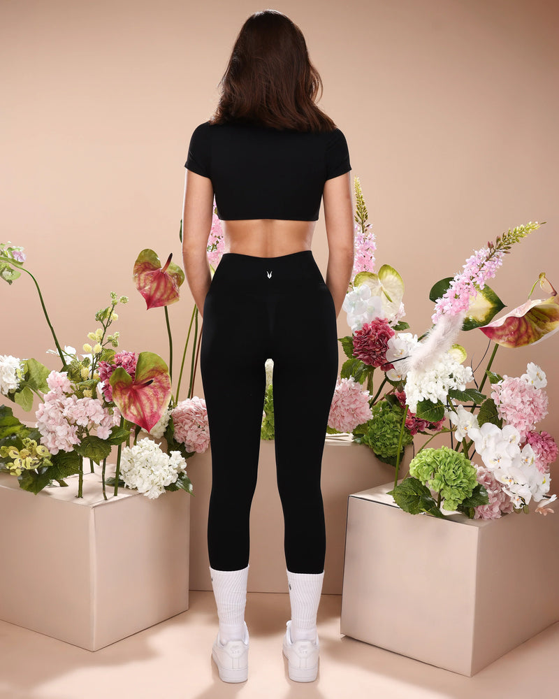 תצוגת גב של טייץ VENUS שחור בגזרה גבוהה מבית Inner Dragon, בגדי ספורט איכותיים, מחטב, מתאים לכל מבנה גוף.