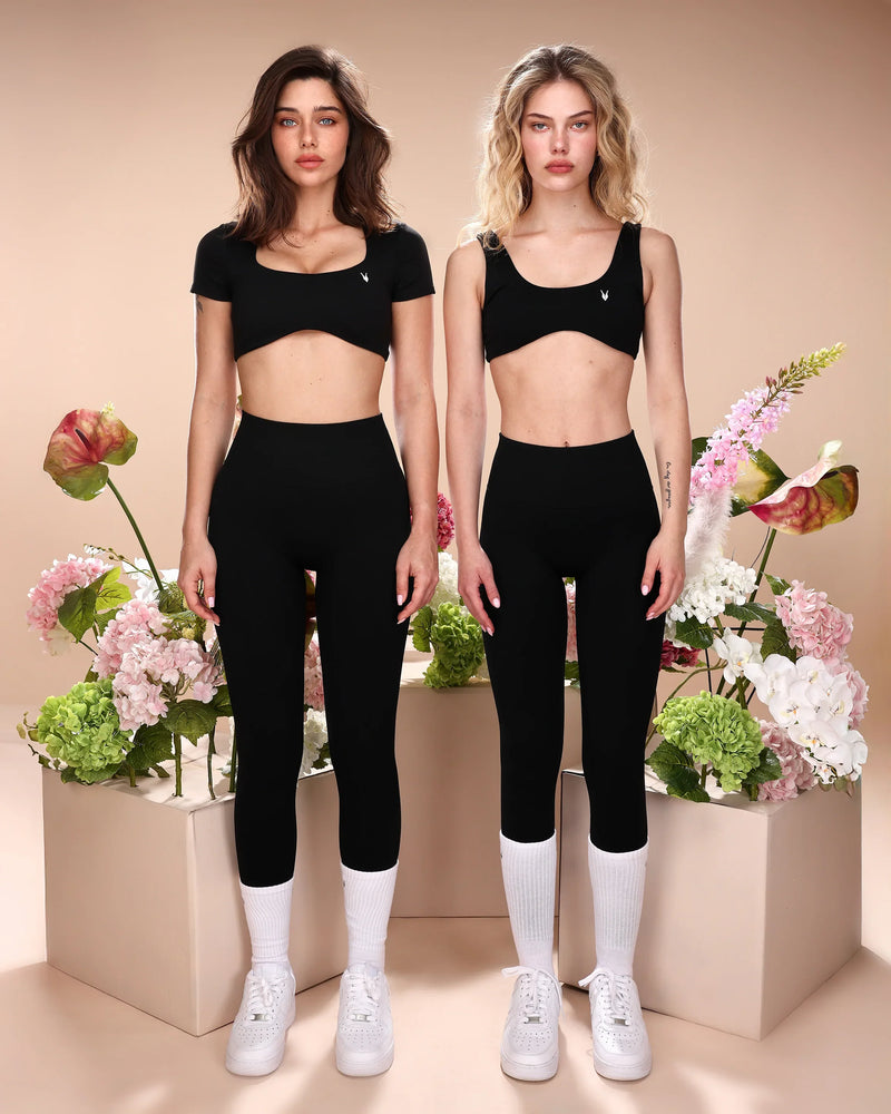 שתי דוגמניות לובשות טייץ VENUS שחור בגזרה גבוהה מבד seamless, עם טופ תואם. מתאים לאימוני כושר, יוגה ויום־יום. טייץ מחטב ומומלץ של inner dragon.