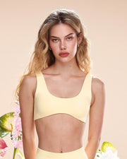 טופ ספורט מחטב לנשים VENUS BUTTER בצבע חמאה – גזרת crop, בד אלסטי ונעים, עיצוב ייחודי של אינר דרגון, מושלם לאימון וליום־יום