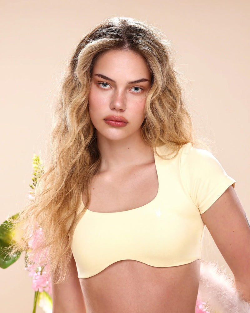 טופ ספורט ונוס בצבע צהוב חמאה עם שרוולים, בגדי ספורט לנשים, דגם מחטב מבד seamless – תצוגת פרונט על דוגמנית, inner dragon