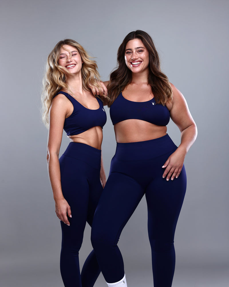 סט VENUS NAVY של Inner Dragon – טייץ מחטב גבוה עם כיווץ נסתר ובד סימלס, שתי דוגמניות מציגות טווח מידות וגזרות