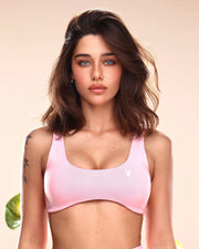 טופ ספורט מחטב VENUS ורוד עם חיתוך מעוגל, מבד seamless אלסטי, מחמיא ותומך. טופ מומלץ לאימוני כושר, יוגה ולבישה יומיומית. אהוב על נשים שמחפשות טופ ספורט ורוד איכותי, נוח וטרנדי. Inner Dragon.