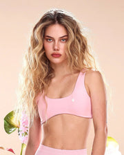 טופ ספורט ורוד לנשים, גזרת קרופ מחטבת עם מפתח צוואר עגול ובד seamless אלסטי. טופ מחמיא של Inner Dragon לאימוני כושר, יוגה ולשימוש יומיומי.